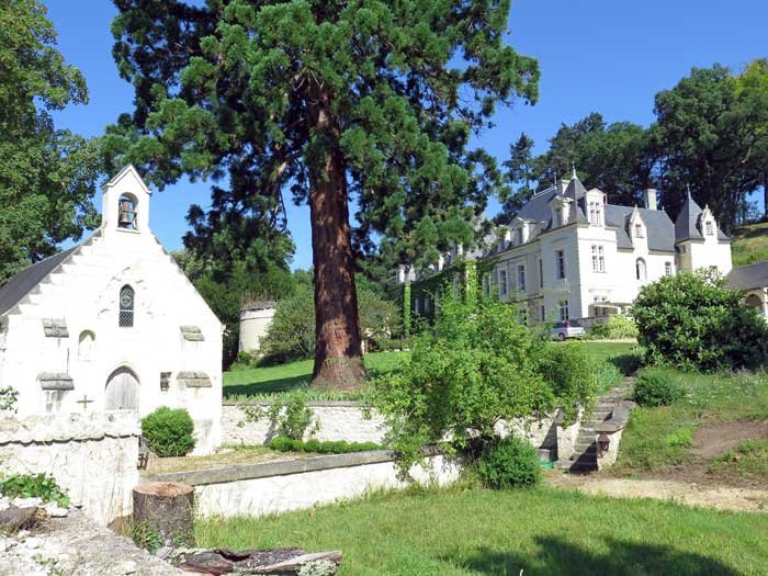 Walking in France: One of the grand houses beside the road to Chinon