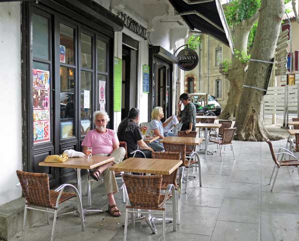 Walking in France: Apéritifs at le Grand Café, Fabrezan