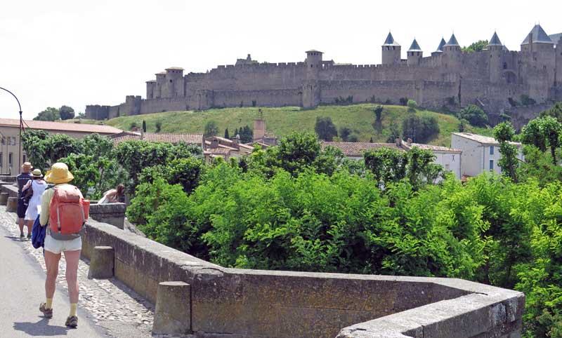 Walking in France: Crossing the Aude on le Pont Vieux, Carcassonne