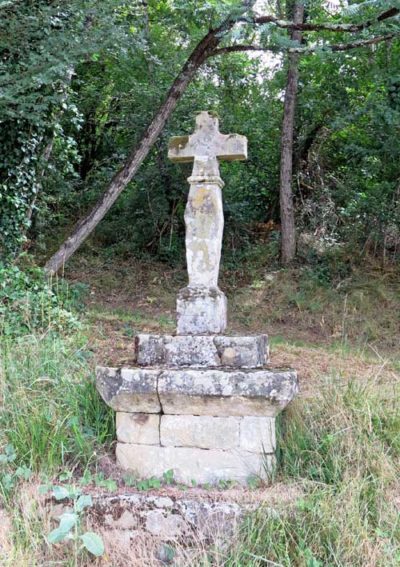 Walking in France: Cross in the foresr