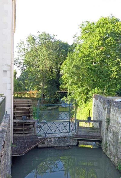 Walking in France: Old water wheel and sluice gate, L'Île-Bouchard
