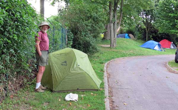 Walking in France: Jammed in at the Paris camping ground