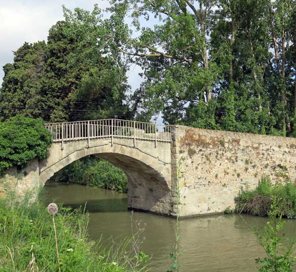 Walking in France: Bridge over the canal