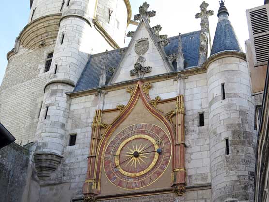 Walking in France: The golden clock in the centre of Auxerre