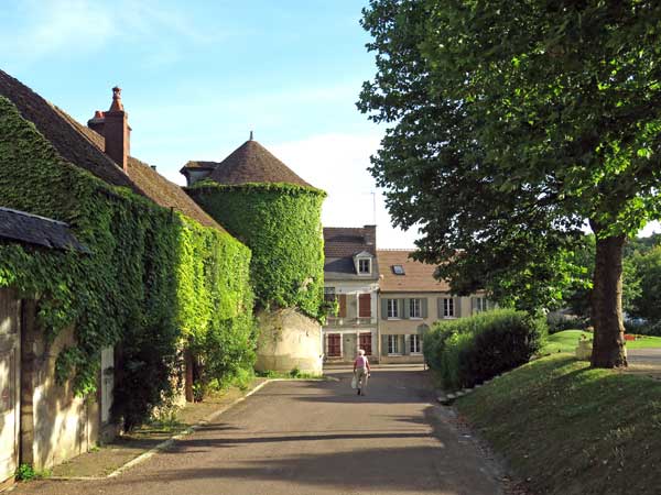 Walking in France: Searching in vain for dinner near Toucy's ivy-covered chateau