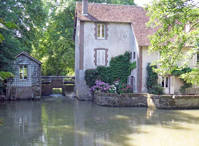 Walking in France: Handsome old mill, Rogny-les-Sept-Écluses 