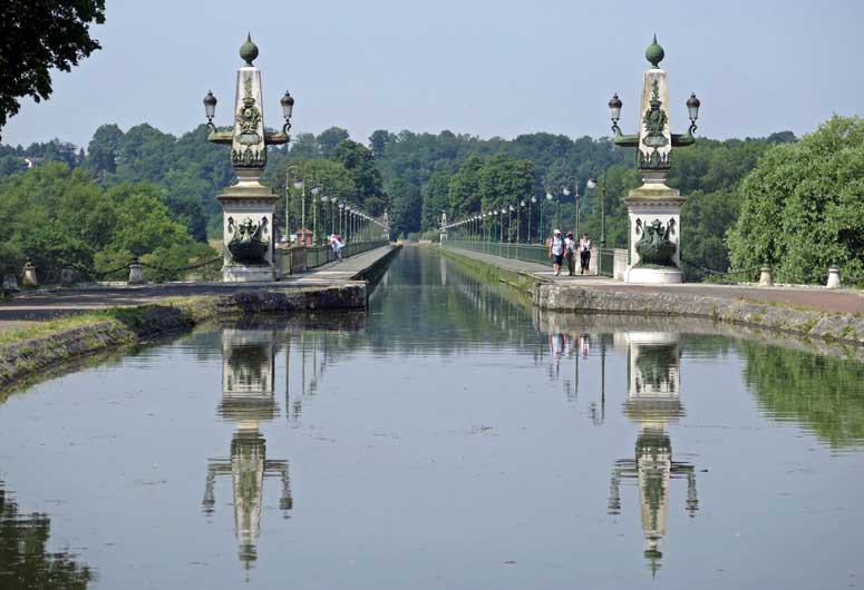 Walking in France: The beautiful and impressive Briare pont-canal spanning the Loire river