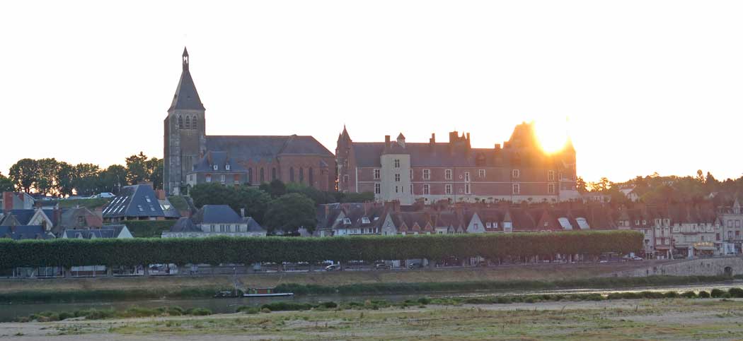 Walking in France: Gien château at dawn