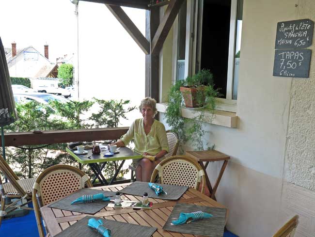 Walking in France: The terrace at la Canardière, Coullons