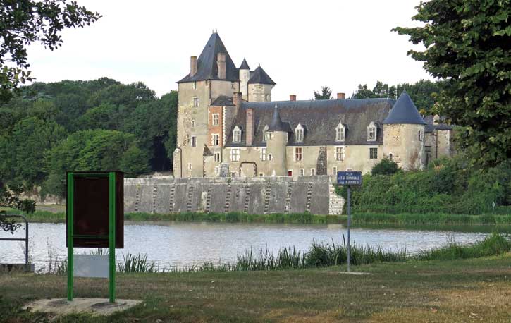 Walking in France: Château de la Chapelle-d'Angillon