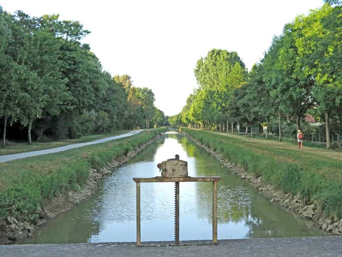 Walking in France:  Leaving Dun, and the return of water to the canal