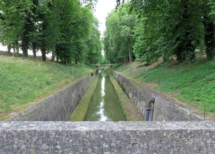 Walking in France: The Canal of Burgundy emerging from its 3 km long tunnel, Pouilly-en-Auxois