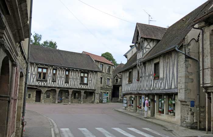 Walking in France: Half-timbered buildings in the centre of Vitteaux