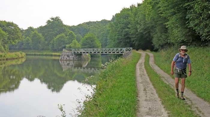 Walking in France: River Trézée flowing into the Canal of Briare