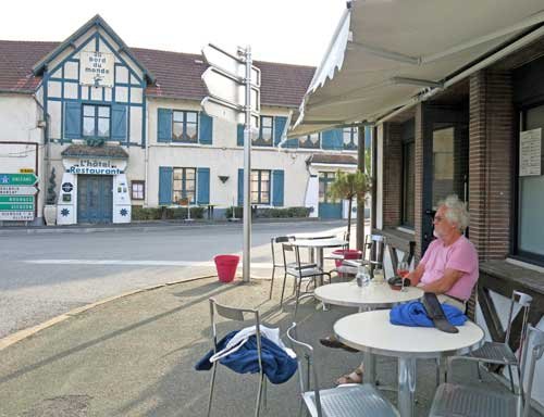 Walking in France: Apéritifs outside les Deux Gros, Neuvy-sur-Barangeon