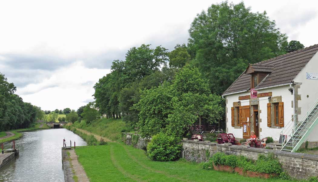 Walking in France: Coffees at the lock-keeper’s cottage, Marigny-sur-Yonne