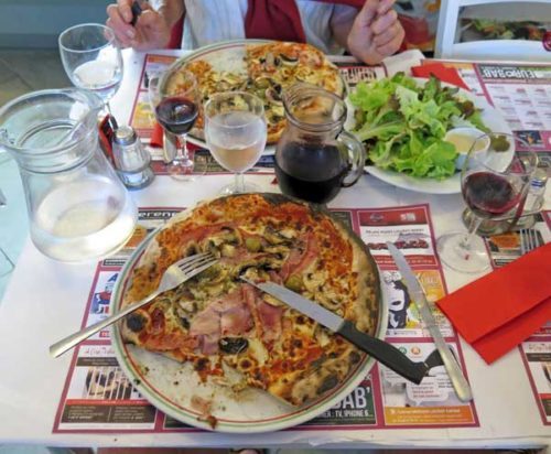 Walking in France: Châtillon-en-Bazois' finest pizzas