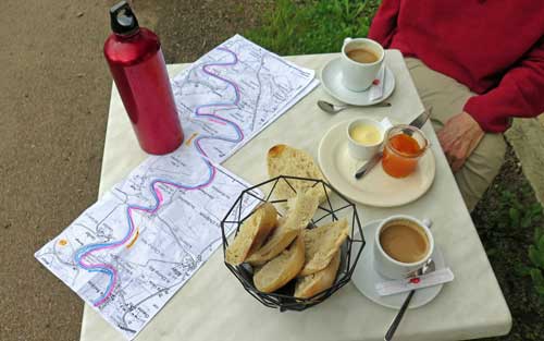 Walking in France: Second breakfast with the map of our meanders