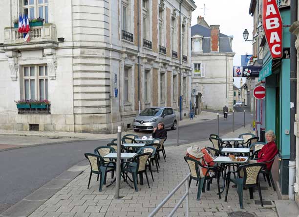 Walking in France: Breakfast beside the Hôtel de Ville, Decize