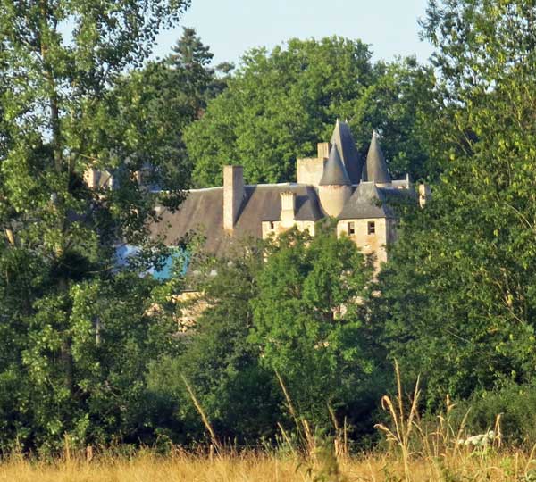 Walking in France: The towers of the château of Bannegon 