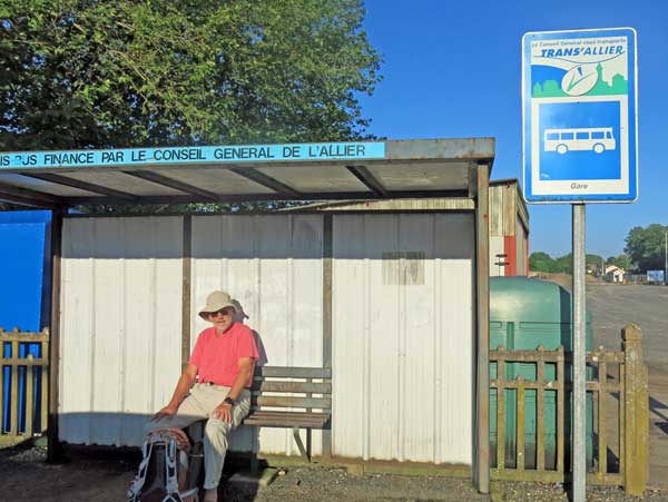 Walking in France: Waiting at the wrong bus stop