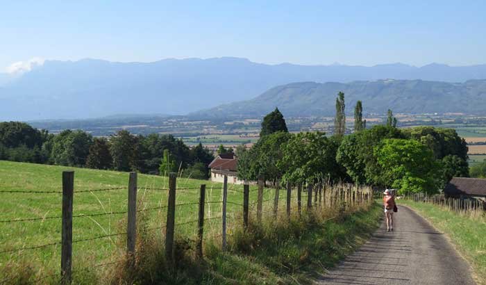 Walking in France: Descending to the plain of Bièvre