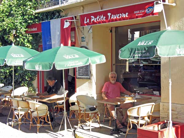 Walking in France: Out of the sun at La Petite Taverne, Beaurepaire