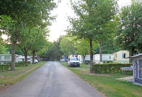 Walking in France: The suburbia of la Plaine Tonique camping ground, Montrevel-en-Bresse