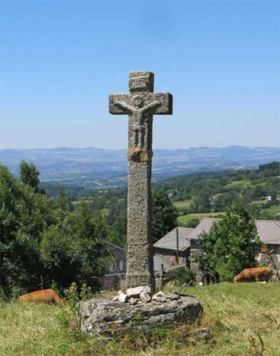 Walking in France: Wayside cross on the Way of Geneva