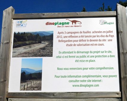 Walking in France: Sign announcing the Dinoplagne