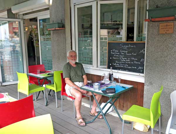 Walking in France: Ready to eat at Le Saloon, St-Étienne-du-Bois