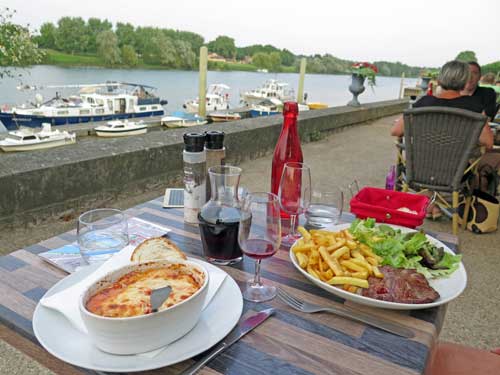 Walking in France: A delicious dinner with a beautiful view, Tournus