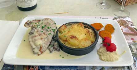 Walking in France: And a poulet à la crème with gratin dauphinois, for mains