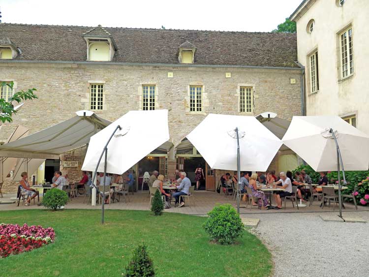 Walking in France: The château's enclosed courtyard restaurant, Château de l'Epervière, Gigny-sur-Saône