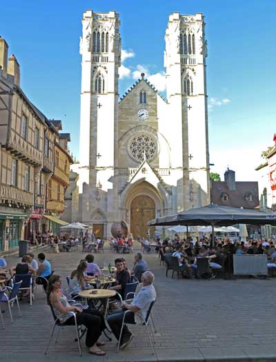 Walking in France: Chalon-sur-Saône's cathedral square