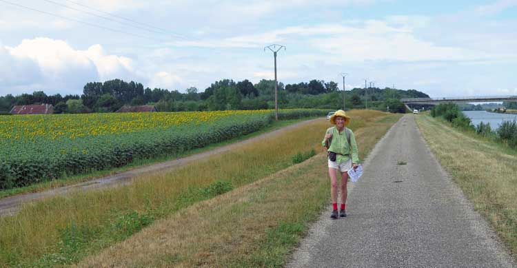 Walking in France: Back on the canal