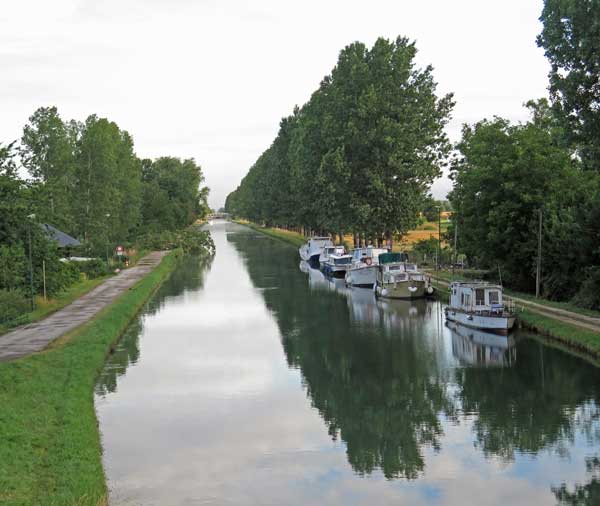 Walking in France: The start of a long day on the Canal de Bourgogne