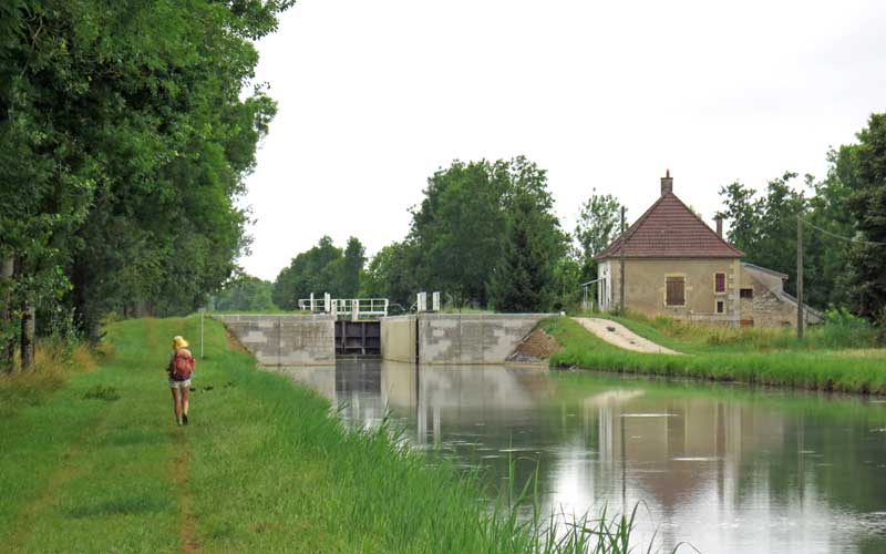 Walking in France: Approaching another lock, Canal de Bourgogne