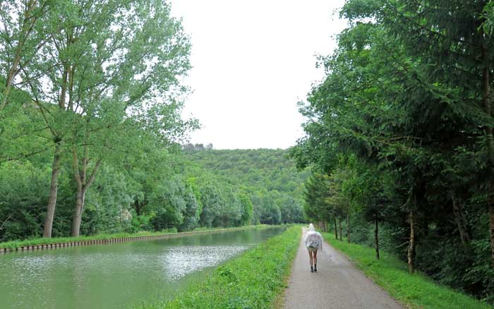 Walking in France: Near Ste-Marie-sur-Ouche, and still raining on the Canal de Bourgogne