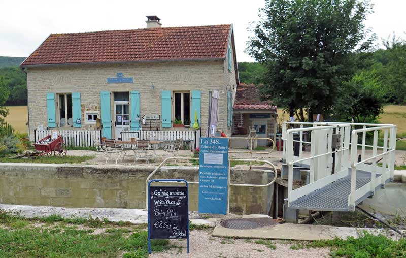 Walking in France: Closed cafe at the lock of le Banet, Canal de Bourgogne