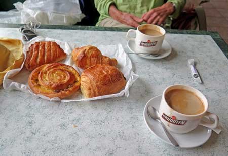 Walking in France: A well-earned second breakfast at la Forge, Canal de Bourgogne