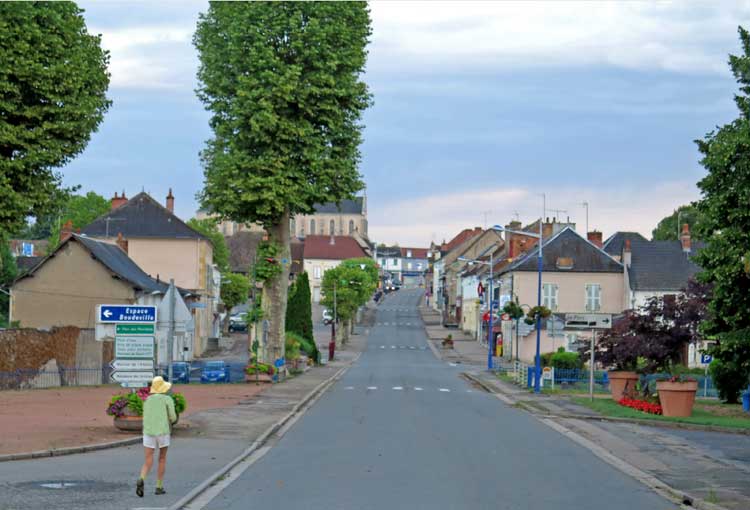 Walking in France: Looking for a meal in Dompierre