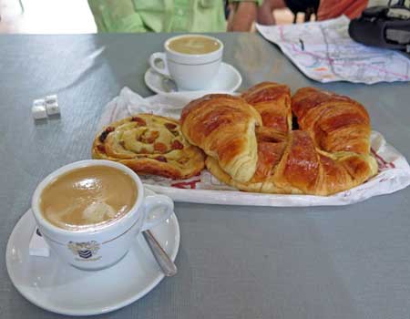 Walking in France: An excellent second breakfast in Vaumas
