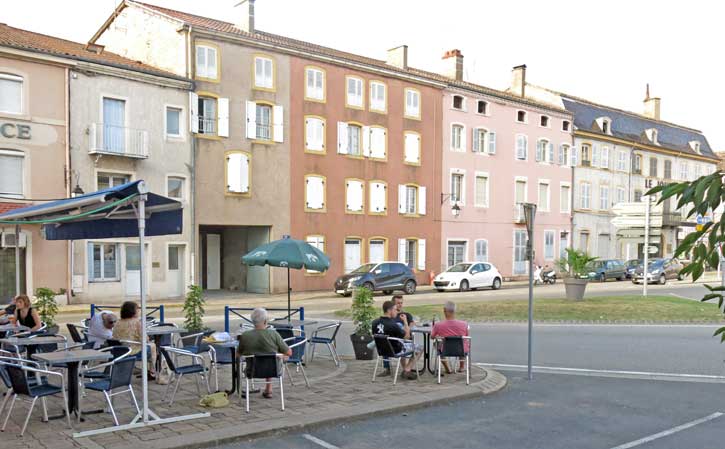 Walking in France: At ease in the main square of Pont-de-Vaux