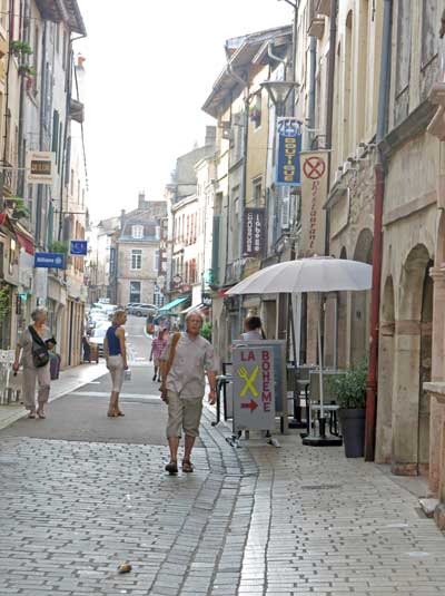 Walking in France: The centre of Tournus