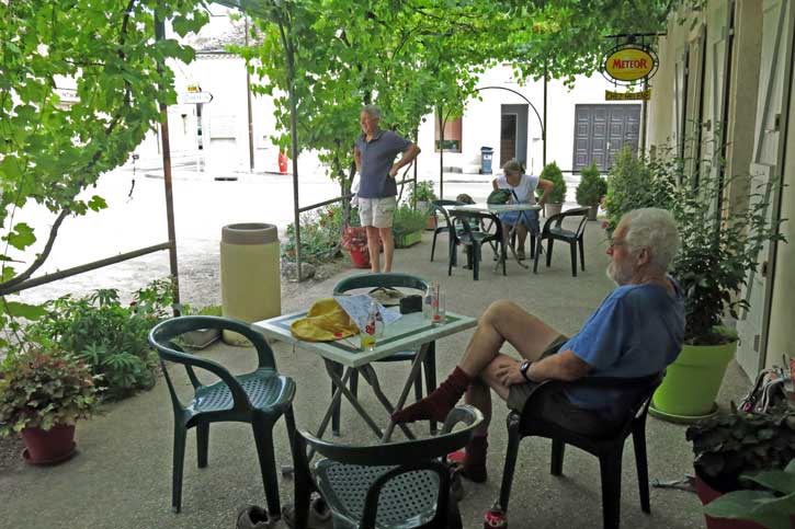 Walking in France: At ease in le Café du Pont, Gergy