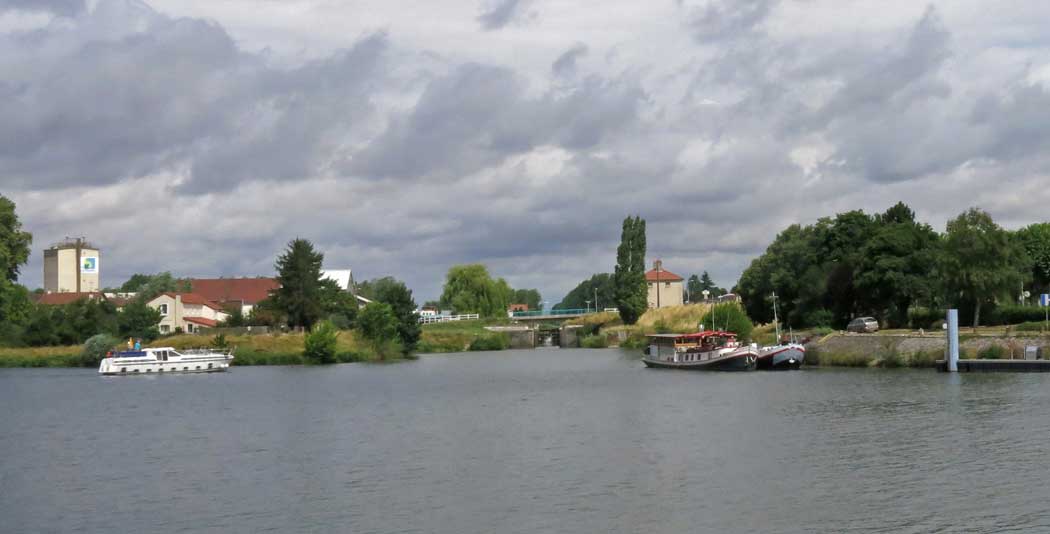 Walking in France: The start of the Canal de Bourgogne, where it leaves the Saône