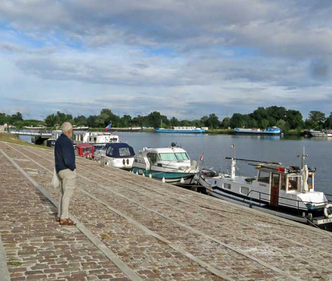 Walking in France: Admiring some of the boats moored at St-Jean-de Losne