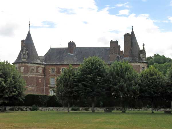 Walking in France: Château of Longecourt-en-Plaine