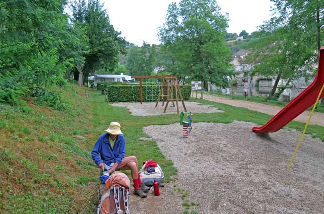 Walking in France: Breakfast in the playground, Hérisson